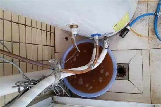 熱水器隱藏開關:打開后污水流出,導致洗澡后皮膚癢